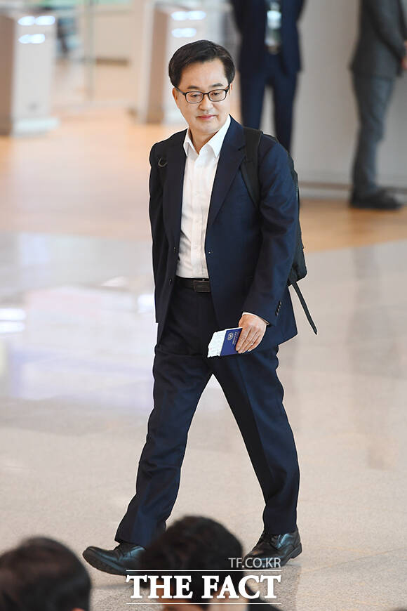 김동연 경기도지사가 9일 오전 인천국제공항에서 제21대 대통령 출마 선언을 하고 있다. /인천국제공항=장윤석 기자