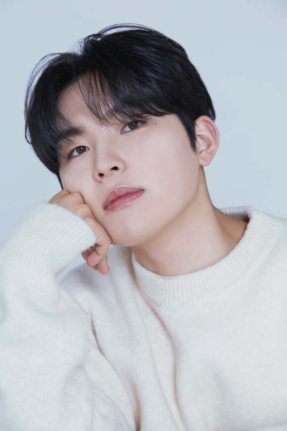 싱어송라이터 범진이 인기 드라마 풀하우스의 OST 처음 그 자리에 리메이크 음원을 오는 22일 공개한다. /㈜에스톤