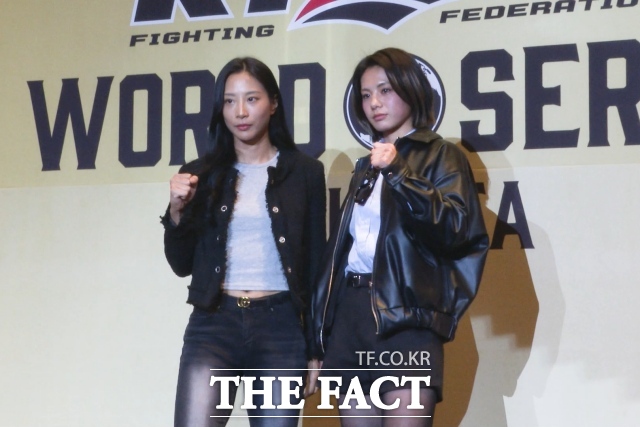 심유리(왼쪽)와 케이트 로터스가 16일 인천 중구 운서동 파라다이스시티에서 열린 라이진 월드 시리즈 인 코리아 기자회견에 참석해 기념사진을 함께 찍고 있다. /이상빈 기자