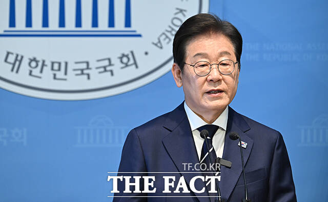 더불어민주당 대권 경선 주자인 이재명 전 대표는 17일 대전 국방과학연구소를 방문해 드론이나 무인폭파, 무기체계 개발에도 각별한 관심이 필요하다며 첨단 국방 체계 강화 필요성을 강조했다. /박헌우 기자