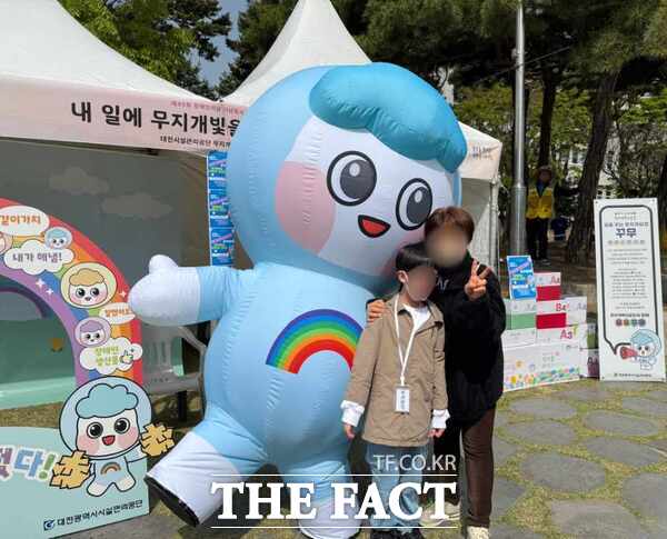 대전시설관리공단 산하 장애인직업재활시설인 무지개복지공장이 17일 대전시청 남문광장에서 열린 제45회 장애인의 날 행사에서 캐릭터 꾸무와 함께하는 체험형 포토존 이벤트를 진행했다./대전시설관리공단