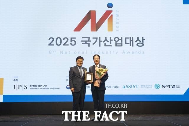 이영호 에쓰오일 영업전략부문장(오른쪽)이 17일 열린 2025 국가산업대상 시상식에서 산업정책연구원 박기찬 원장과 기념 촬영을 하고 있다. /에쓰오일