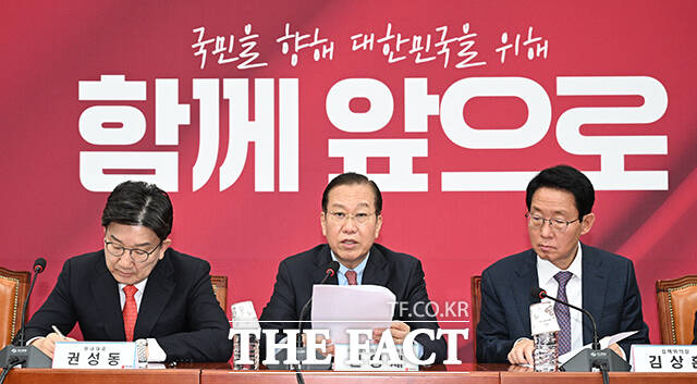권영세 국민의힘 비상대책위원장(가운데)이 17일 오전 서울 여의도 국회에서 열린 국민의힘 비상대책위원회의에 참석해 모두발언을 하고 있다. /국회=박헌우 기자