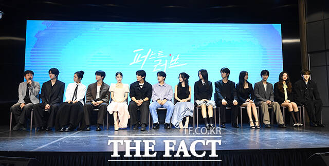 박선재 감독(왼쪽)이 17일 오후 서울 마포구 홍대 H-STAGE에서 열린 U+ 드라마 퍼스트 러브 제작발표회에 참석해 취재진의 질문에 답변을 하고 있다. /서예원 기자