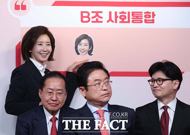 제21대 대통령후보자 국민의힘 1차 경선 토론회 미디어데이가 17일 오전 서울 영등포구 여의도 중앙당사에서 열렸다. 경선 후보인 나경원 의원이 얼굴 사진을 붙이고 있다. /국회사진취재단
