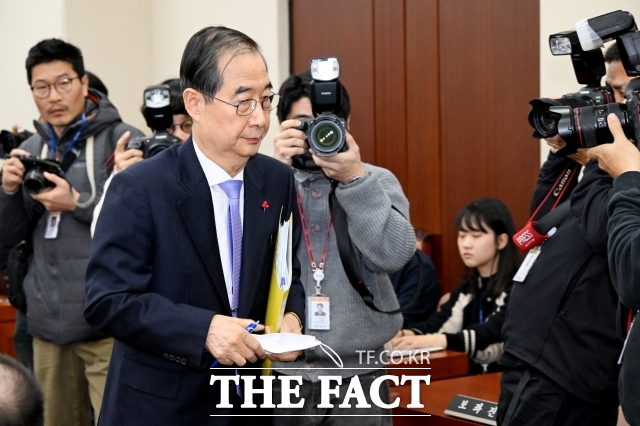 한 권한대행은 지난 14~16일 진행된 국회 대정부질문에 단 한 차례도 참석하지 않았다. 대신 영호남을 번갈아 방문하는 의미심장한 움직임을 보였다. /배정한 기자