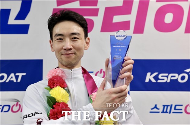 17일 2025 스피드온 대상경정에서 우승을 차지한 조성인이 우승 트로피를 들고 환하게 웃고 있다./국민체육진흥공단