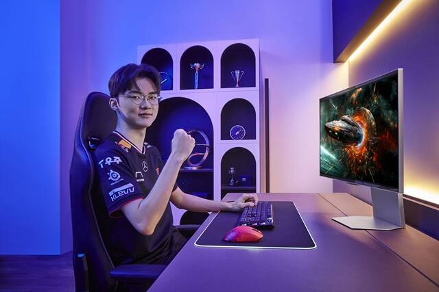 리그오브레전드 프로게이머 T1 페이커(이상혁) 선수가 삼성전자 오디세이 OLED G8을 소개하고 있다. /삼성전자