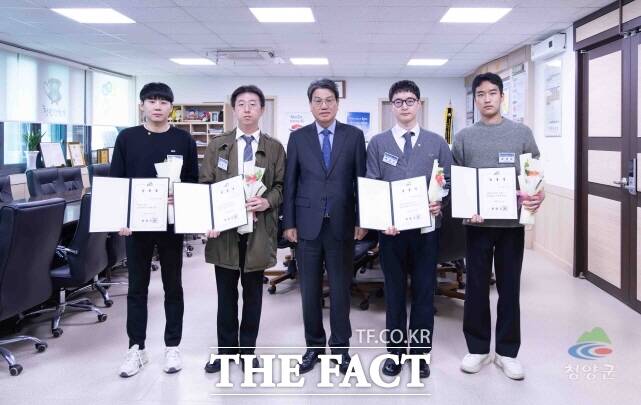 김돈곤 청양군수(가운데)가 지난 14일 청양군보건의료원에 안과 등 공중보건의 4명에 대해 임명장을 수여하고 기념촬영을 하고 있다. /청양군