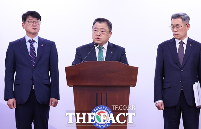 박명균(가운데) 경남도 행정부지사가 대선 공약 반영을 위한 핵심 전략 과제를 제안하고 있다./경남도