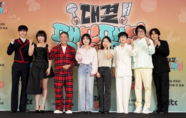 배우 곽동연, 코미디언 이은지 이봉원, 이진주 PD, 신혜원 PD, 코미디언 팽현숙 최양락, 배우 유승호(왼쪽부터)가 17일 오후 3시 서울 마포구 스탠포드호텔에서 열린 대결! 팽봉팽봉 제작발표회에 참석해 포즈를 취하고 있다. /JTBC