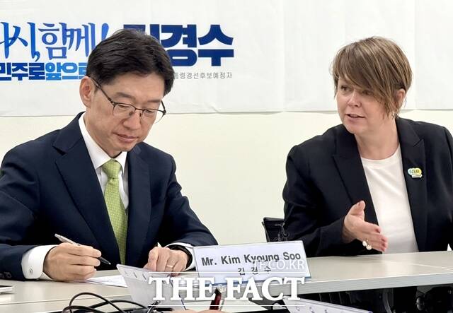 김경수 전 경남지사는 17일 인공지능(AI) 전환 과정에서 재생에너지 인프라를 확충함과 동시에 원자력 발전소의 감축 속도도 함께 조절해야 한다고 밝혔다. 사진은 김 전 지사(왼쪽)와 카트린 스테른펠트 잠메 스웨덴 말뫼 시장이 간담회를 하는 모습. /고양=이동현 기자