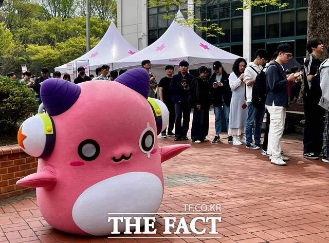 17일 오전 서울 광진구 세종대학교 대양홀 앞에서 넥슨의 인기 온라인게임 메이플스토리의 대표 캐릭터 핑크빈이 등장하는 핑크빈의 전국 캠퍼스 투어 첫 행사가 열렸다. /조소현 기자