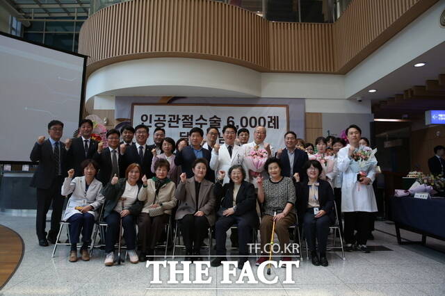 17일 천안의료원에서 ‘인공관절수술 6000례 달성 기념식을 마치고 기념 촬영을 하고 있다. /천안의료원