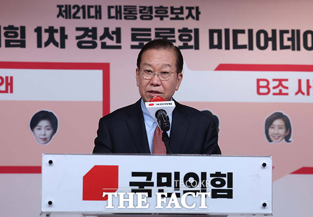 인사말 하는 권영세 비상대책위원장.