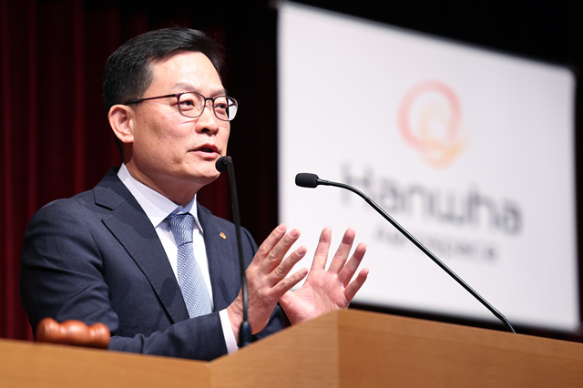한화에어로스페이스가 유상증자 규모를 축소하겠다는 정정 신고에도 금융감독원이 거듭 정정을 요구한 것에 대해 성실히 임하겠다고 밝혔다. 손재일 한화에어로 대표가 지난달 25일 경기 성남시 상공회의소에서 열린 주주총회에서 발언하는 모습. /한화에어로스페이스