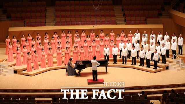 일본 요코하마에서 열린 ‘제14회 국제시니어합창제’에서 외국 참가 합창단 가운데 최고상인 ‘국제교류상’을 수상한 백세합창단(단장 임경섭, 지휘 김상경)./백세합창단
