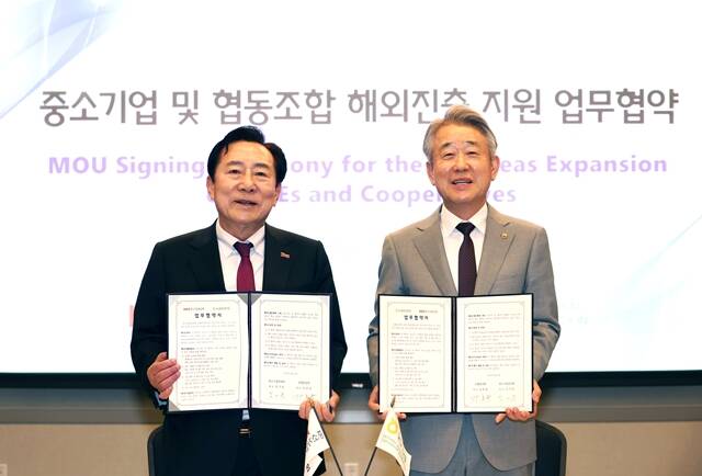 16일(현지시간) 미국 애틀랜타 게스사우스 컨벤션센터에서 열린 중소기업 및 농특산물 해외진출 지원을 위한 업무협약식에서 김기문 중기중앙회장(왼쪽)과 강호동 농협중앙회장이 기념 촬영하고 있다. /중소기업중앙회