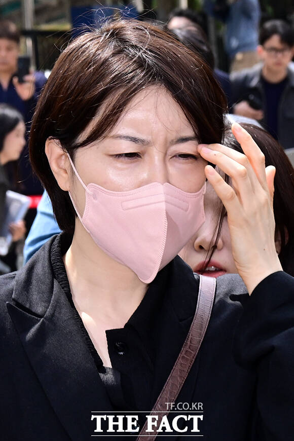 문재인 전 대통령의 딸 문다혜 씨가 17일 오전 서울 마포구 서울서부지방법원에서 열린 음주운전 및 불법 숙밥업 혐의 1심 선고 공판에서 벌금 1500만 원을 선고받은 후 법원을 나서고 있다. /남윤호 기자