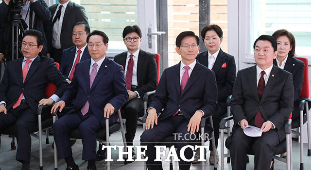 조편성 기다리는 유정복 인천시장과 김문수 전 고용노동부 장관, 양향자 전 의원, 홍준표 전 대구시장, 한동훈 전 국민의힘 대표, 나경원 의원, 이철우 경북도지사, 안철수 의원(왼쪽부터 시계방향).