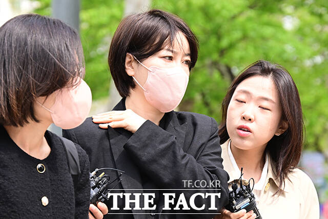 문재인 전 대통령의 딸 문다혜 씨가 17일 오전 서울 마포구 서울서부지방법원에서 열린 음주운전 및 불법 숙밥업 혐의 선고 공판에 출석하고 있다./남윤호 기자