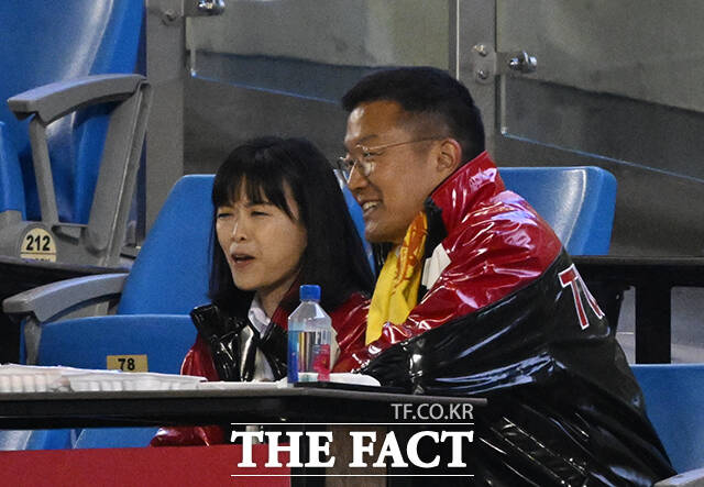 구연경 LG복지재단 대표이사와 LG가(家) 맏사위 윤관 블루런벤처스(BRV) 대표가 27일 오후 서울 송파구 잠실야구장에서 열린 2025 KBO리그 한화 이글스와 LG 트윈스의 경기를 관람하고 있다. /잠실야구장=박헌우 기자