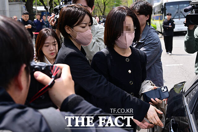 이날 벌금형을 받은 문다혜 씨와 재판을 동행한 법률 관계자가 함께 뒷자리에 탑승하고 있다.