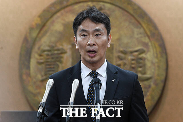 이복현 금융감독원장이 17일 오전 금융상황 점검회의를 개최하고 국내 금융시장 영향을 점검했다. 사진은 이 원장이 지난 10일 오전 서울 여의도 금융투자협회에서 열린 금융감독원장-자산운용사 CEO 간담회를 마치고 브리핑을 하고 있는 모습. /서예원 기자