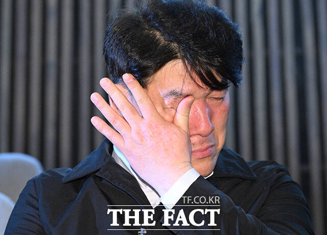 박한신 12.29 제주항공 여객기 참사 유가족 대표가 17일 오후 서울 여의도 국회에서 제424회 국회(임시회) 제5차 본회의에서 12.29여객기참사 피해구제 및 지원 등을 위한 특별법안(대안)이 통과되자 눈물을 흘리고 있다. /국회=박헌우 기자