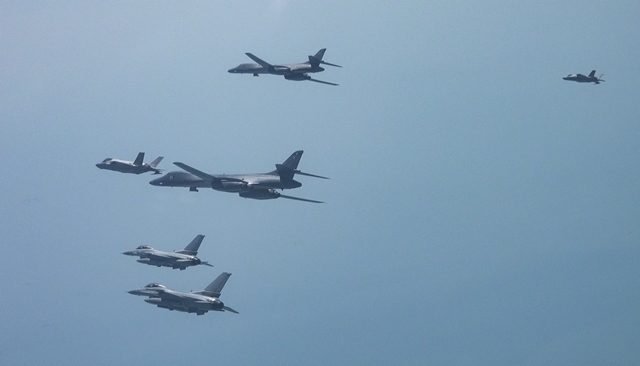 북한은 미국 B-1B 전략폭격기가 한반도에 전개돼 한미 연합공중훈련이 실시된 데 대해 강력한 힘으로 억제해 나갈 것이라며 우리에 대한 대결적 자세와 의지를 충분히 보여줬다고 반발했다. /뉴시스
