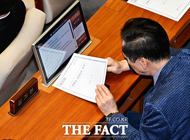 김기현 국민의힘 의원이 17일 오후 서울 여의도 국회에서 열린 제424회 국회(임시회) 제5차 본회의에 참석해 조심스럽게 휴대전화를 확인하고 있다. /국회=배정한 기자