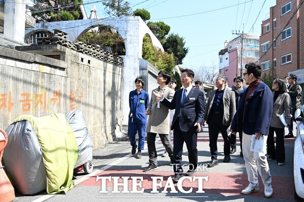 로컬브랜딩 공모 사업을 위해 평가위원들과 현장 실사 중인 김제선 중구청장./대전 중구
