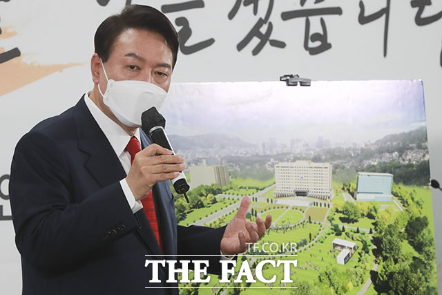 윤석열 당시 대통령 당선인이 2022년 3월 20일 서울 종로구 삼청동 한국금융연수원 별관에 마련된 대통령직인수위원회 회견장에서 대통령 집무실 이전 관련 기자회견을 하고 있다. /국회사진취재단