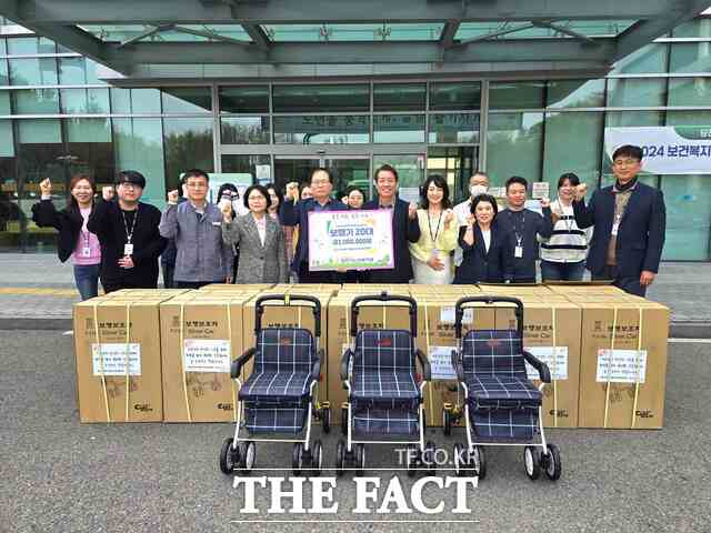당진발전본부는 17일 300만 원 상당의 성인용 보행기를 관내 독거 어르신 20가구에 전달했다. /당진발전본부