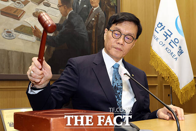 이창용 한국은행 총재가 17일 서울 중구 한국은행 본관에서 열린 금융통화위원회 본회의에 개회를 선언하는 의사봉을 치고 있다. /사진공동취재단