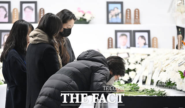 12·29 제주항공 여객기 참사 희생자 49재 합동위령제가 지난 2월 15일 전남 무안국제공항 1층 분향소에서 거행된 가운데 한 유족이 오열하고 있다. /이새롬 기자