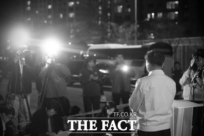 박승원 광명시장이 신안산선 공사현장 붕괴사고 실종자 수습 후 브리핑을 하고 있다./광명시