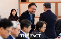  위원들과 인사 나누는 조규홍 보건복지부 장관 [포토]