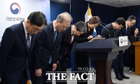  '2000명 의대 증원 철회' 고개숙인 이주호 부총리와 대학 총장들 [포토]