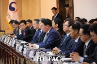  APEC정상회의 준비위원회 참석한 최태원 회장 [포토]