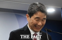  '의대 증원 철회' 멋쩍은 미소 짓는 이주호 부총리 [포토]