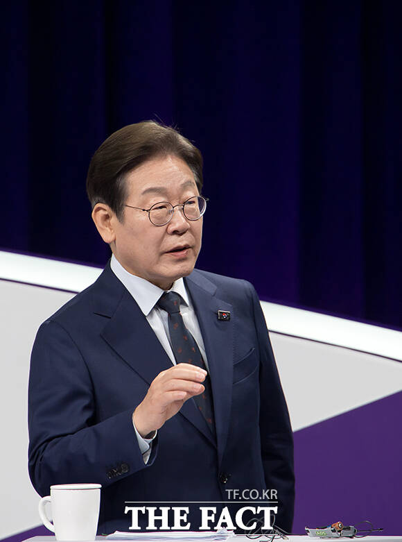 정당 정체성을 둘러싼 논쟁도 이어졌다. 이재명 후보는 민주당의 정체성으로 잠깐 논쟁이 있었는데 저는 민주당이 실제 중도 정당이라고 생각한다라고 주장했다. /국회사진취재단