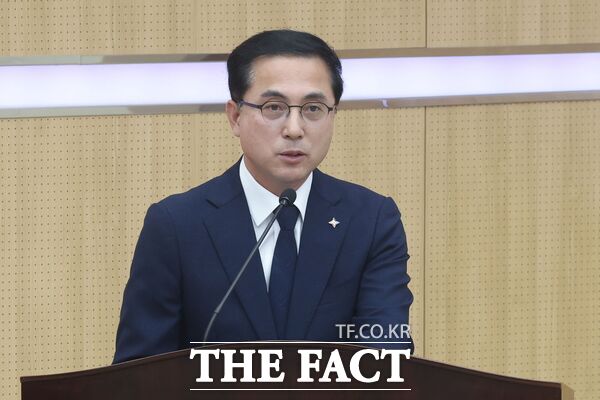 박희조 대전 동구청장이 김영희 동구의원 질문에 답변을 하고 있다. /대전 동구의회