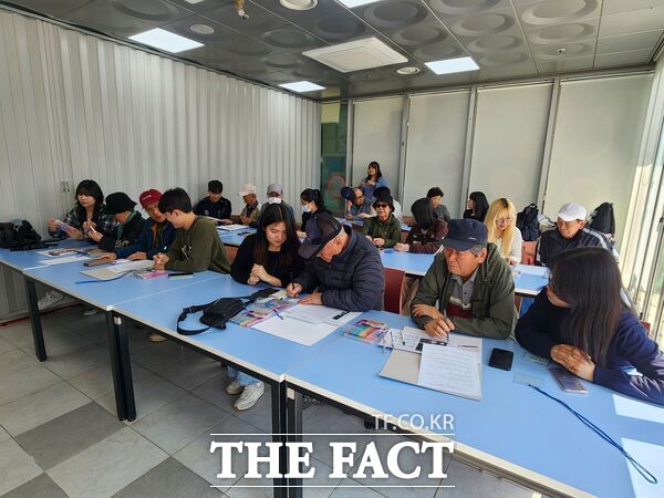 대덕구노인종합복지관이 지난 11일부터 매주 금요일마다 지하 경로식당 프로그램실에서 복지관 이용자 대상으로 한남대학교 사회복지학과 봉사동아리 까망과 함께 스마트폰 교육을 한다. /대덕구노인종합복지관