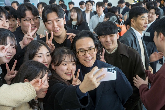 한국앤컴퍼니그룹은 18일 젊은 인재 발굴과 조직문화 혁신을 위한 주니어보드 프로그램을 그룹 전 계열사로 확대 시행한다고 밝혔다. 2025 한국앤컴퍼니그룹 신입사원 환영행사(PLWD)에 참가해 직원들과 사진 촬영을 하는 조현범 회장. /한국앤컴퍼니그룹