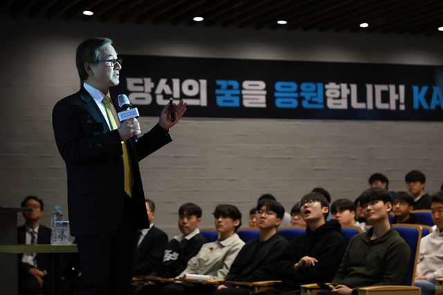 폴란드 FA-50 경공격기 수출 선수금을 부실 관리해 손실을 끼쳤다는 의혹이 제기된 강구영 한국항공우주산업(KAI) 사장이 사실과 다르다는 입장을 밝혔다. 지난달 19일 카이스트에서 진행된 KAI 채용 설명회에서 강 사장이 특강을 하는 모습. /KAI