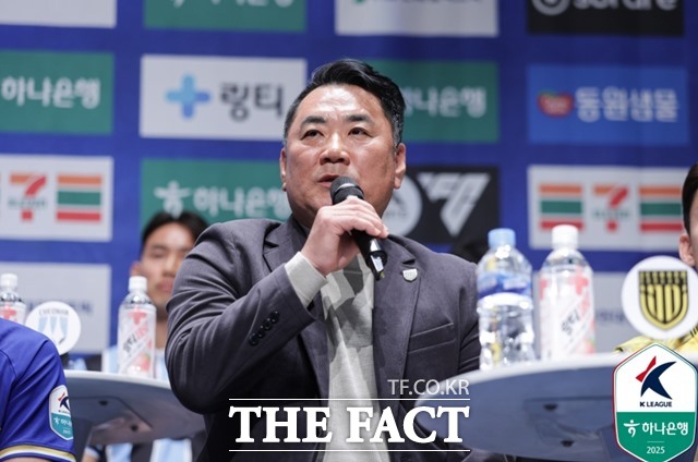 전 소속팀이냐, 현 소속팀이냐. 전남을 이끄는 김현석 감독이 20일 전 소속팀인 충남아산과 첫 대결을 펼쳐 눈길을 끌고 있다./K리그