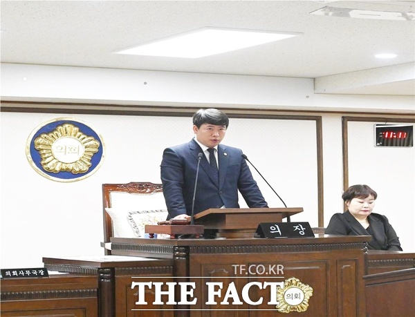 대전 중구의회는 17일 하루 일정으로 긴급한 안건을 처리하기 위해 제266회 임시회를 개회했다. 오은규 중구의회 의장이 개회사를 하고 있다. /대전 중구의회