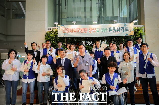 건양사이버대 장애인 합창단이 오는 20일 제43회 장애인의 날을 기념해 건양대학교병원 신관 로비에서 힐링음악회를 연 뒤 이동진 총장과 기념 촬영을 하고 있다. /건양사이버대