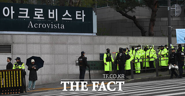 촛불승리전환행동(촛불행동) 등은 19일 오전 서울 서초구 서울회생법원 앞에서 기자회견을 열고 지금도 윤석열과 김건희는 서울 서초구 아크로비스타에 은신하며 내란의 증거를 인멸하고 또다시 나라를 혼란스럽게 만들 작전을 지시하고 있다. 내란수괴 윤석열과 김건희를 즉각 구속해야 한다고 촉구했다. /서예원 기자